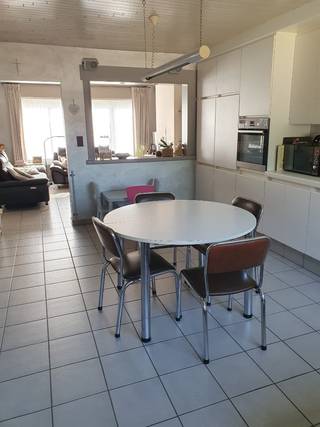 Rustig gelegen, halfopen woning met 3 slaapkamers, tuin en garage op wandelafstand van de Leie en de Zavelput. Energielabel D, zonnepanelen...