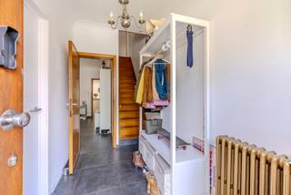 <p>Deels gerenoveerde woning met o.a. 3 slaapkamers in een doodlopende straat.<br /><br />Deze deels gerenoveerde woning is gelegen in een rustige doodlopende straat en combineert comfort, ruimte en rustig wonen. De woning beschikt over 3 volwaardige slaapkamers, een conforme elektrische installatie, centrale verwarming op gas en maar liefst 20 zonnepanelen.<br />Buiten geniet u van een aangelegde zwemvijver, die indien gewenst eenvoudig opnieuw kan worden omgevormd tot een klassiek zwembad. <br />Daarnaast biedt de woning een grote garage en voldoende bergruimte.<br /><br />Indeling woning: <br />GLV: inkomhal; leefruimte; bureau; geïnstalleerde keuken; badkamer en ruime garage<br />1V: 3 slaapkamers; bureauruimte en apart toilet<br /><br />Algemeen: <br /><br />- Elektriciteit conform<br />- CV op gas <br />- 20 zonnepanelen + thuisbatterij<br />- EPC E (renovatieverplichting) <br />- Grote garage en bijgebouw<br />- Zwemvijver<br /><br />Bekijk zeker de 360° rondgang via onze website (+ mogelijkheid tot opmeten en ontmeubelen).<br />Alle attesten zijn beschikbaar onderaan op onze website.<br />Voor meer info of een bezoek: 0472 22 22 77 of thomas@solittvastgoed.be.</p>
