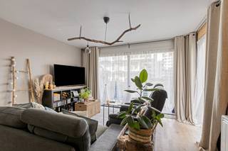 APPARTEMENT D'ANGLE SPACIEUX AVEC 1 CHAMBRE ET GRANDE TERRASSE ENSOLEILLÉE, SITUÉ À PROXIMITÉ DE LA PLAGE ET DE LA MAGNIFIQUE ESPLANADE LÉOPOLD I À LA PANNE<br />Composé d'un grand salon avec une grande terrasse ensoleillée, d'une cuisine ouverte entièrement équipée, d'une chambre, d'une salle de bain avec baignoire, lavabo, WC séparé et d'un débarras. Rez-de-chaussée. Local à vélos et local à poubelles disponibles. Avec l'installation d'une pompe à chaleur (déjà autorisée) EPC score B. Vous trouverez plus d'informations sur notre site web, www.immocattaert.be, dans les rubriques "caractéristiques et documents". Les visites sont possibles uniquement sur rendez-vous.
