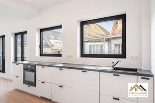 Dit volledig gerenoveerde appartement vinden we terug op de eerste verdieping van het gebouw, en bereik je via de traphal. Zo kom je tot in een ruime eigen inkomhal, met plaats voor een vestiaire. Een open doorgang brengt je verder tot in de prachtige leefruimte met open keuken. De vele raampartijen zorgen voor een heel leuk ruimtelijk gevoel en uiteraard ook veel natuurlijke lichtinval. De keuken is voorzien van het nodige moderne kookcomfort, en biedt ook nog extra plaats voor bijkomende kasten of een eethoek. De houten vloer in de volledige ruimte zorgt dan weer voor een warme sfeer. De grootste slaapkamer is aanpalend aan de leefruimte te vinden, terwijl de tweede (met ingemaakte wandkast) zich aan de achterkant van het gebouw bevindt. Net ernaast vinden we de prachtige badkamer met een riante inloopdouche terug. Bij het pand hoort een garage op wandelafstand. Het centrum van Wachtebeke is letterlijk om de hoek, net als voorzieningen zoals winkels en openbaar vervoer. Maandelijkse kost: €50/maand. Bezoekdag: 30/04.. Inschrijven via mail naar xenia@immo-home.be, geen telefonische inschrijvingen! Volg ons op Fb en Insta. Voor meer info: www.immo-home.be. GRATIS SCHATTING &amp; GRATIS FINANCIEEL ADVIES