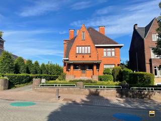 <p><span>Beschermde Art-Décovilla met zonnige tuin in hartje Borgloon</span><span><br /><br /></span><span>In het centrum van Borgloon bevindt zich deze uitzonderlijke beschermde Art-Décovilla uit het <br />Interbellum (1941), een karaktervolle en ruime woning met een unieke architecturale uitstraling. <br />Deze statige villa werd opgetrokken in een prachtige authentieke art-décostijl en ademt vandaag <br />nog steeds de charme, elegantie en klasse van weleer. <br /><br />Bij het betreden van de woning wordt u verwelkomd in een imposante inkomhal met vestiaire en <br />authentieke trap, die meteen de stijlvolle afwerking en het karakter van deze eigendom weerspiegelt. <br />Talrijke originele Art-Déco elementen en hoogwaardige materialen zorgen doorheen de volledige <br />woning voor een warme en tijdloze sfeer. <br /><br />Het gelijkvloers omvat een royale inkomhal, vestiaire, sfeervol salon, eetkamer, keuken, berging, hal <br />en afzonderlijk toilet. Op de eerste verdieping bevinden zich een ruime nachthal, vier slaapkamers en <br />een badkamer. Daarnaast beschikt de woning over een ruime zolderverdieping met vaste trap en <br />bestaande kamerindeling, hetgeen interessante uitbreidingsmogelijkheden biedt. <br /><br />De villa is volledig onderkelderd en omvat onder meer een inpandige garage, praktische bergruimtes <br />en een authentieke wijnkelder. Buiten geniet u van een leuke voortuin en een ruime tuin aan de <br />achterzijde, waar rust, privacy en zon centraal staan. <br /><br />Dankzij de centrale ligging in Borgloon bevinden winkels, scholen en andere voorzieningen zich op <br />korte afstand. Bovendien geniet u van een uitstekende bereikbaarheid van de prachtige wandel- en <br />fietsroutes doorheen de Haspengouwse natuur.</span><span><br /><br />Extra troef: aangezien deze eigendom beschermd is als monument, geldt er geen renovatieplicht, <br />wat een belangrijk voordeel vormt voor toekomstige eigenaars</span><span>.</span><span> <br /><br />Een unieke opportuniteit voor liefhebbers van architectuur, ruimte en authentiek wonen <br />in een uitzonderlijk kader. Wenst U meer informatie of een bezichtiging? <br />Contacteer ons via 012 26 22 05 of info@hetimmohuis.be</span></p>