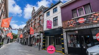 Op een uitstekende commerciële toplocatie aan de Sint-Truiderstraat 44 in Tongeren bevindt zich dit veelzijdige handelspand met een ruime woonst. Dankzij de centrale ligging geniet je hier van visibiliteit en een vlotte bereikbaarheid. Winkels, horecazaken, scholen, openbaar vervoer en de Grote Markt bevinden zich op wandelafstand, terwijl ook de belangrijkste invalswegen vlot bereikbaar zijn.<br /><br />Met een totale bruikbare vloeroppervlakte van maar liefst 195 m² biedt dit pand tal van mogelijkheden voor zelfstandigen, vrije beroepen, investeerders of ondernemers die wonen en werken willen combineren.<br /><br />Op het gelijkvloers bevindt zich een open handelsruimte van 121 m². Dankzij de indeling biedt deze ruimte heel wat flexibiliteit en kan ze eenvoudig worden ingericht als winkel, kantoor, praktijkruimte of andere commerciële invulling, afhankelijk van de geldende bestemming. Achteraan bevindt zich bovendien een afzonderlijke opslagruimte, ideaal voor stock, archief of extra bergruimte.<br /><br />Via de trap bereik je de bovenliggende woonst. De nachthal geeft toegang tot drie slaapkamers van 20 m², 17 m² en 10 m².<br /><br />Verder beschikt de woonst over een ruime leefruimte, een badkamer en een ruime nachthal. De woonverdieping heeft een bruikbare oppervlakte van 74 m² en vormt een praktische en comfortabele aanvulling op de handelsruimte.<br /><br />Extra troeven:<br /><br />- Handelspand met bovenliggende woonst<br />- Gelijkvloerse handelsruimte van ca. 121 m²<br />- Woonverdieping van ca. 74 m² <br />- Drie volwaardige slaapkamers <br />- Uitstekende commerciële ligging in het centrum van Tongeren<br />- Ideaal voor zelfstandigen, vrije beroepen of investeerders<br /><br />Contacteer ons via 089 390 990 of info@immofair.be voor meer info of een bezoek ter plaatse!