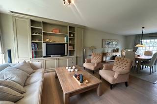 Cozy house with three bedrooms and a south-facing garden located in a quiet area.<br /><br />Layout of the property:<br />Entrance hall with separate WC and cloakroom. Bright living room leading to a terrace at the front and back. Fully equipped open kitchen. Master bedroom with built-in wardrobes, bathroom with double sink, bathtub, and shower. Second bedroom with double bed. Third bedroom with double bed. Shared bathroom in the hallway (sink, shower). Toilet in the hallway. Sunny garden with two terraces.