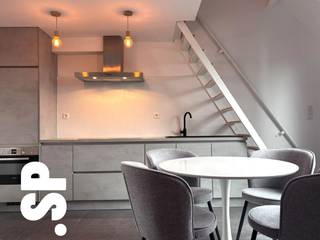 Het appartement heeft de volgende indeling: Men komt binnen in de inkomhal vanwaar men ook naar het aparte toilet, de wasplaats (tegels, aansluiting wasmachine) en de ingerichte douchekamer (tegels, lavabomeubel, douche) kan. Voorts is er een living met open ingerichte keuken voorzien (tegels, kasten, koelkast, combi-oven, dampkap, inductievuur, spoelbak). De woonkamer heeft een ingebouwde vestiairekast en is voorzien van een zetel en een ronde eettafel met 4 stoelen. <br /><br />Vanuit de woonkamer vertrekt er een trap naar de mezzanine waar zich een slaapkamer bevindt (tegels, 8m²) die voorzien is van ingemaakte kasten. Op de mezzanine is nog een 2de afsluitbare ruimte voorzien die gebruikt kan worden als dressing of bureel. <br /><br />Achteraan het appartement is een ruim terras aanwezig (tegels; 19m²). <br /><br />- EPC: 171 kWh/m² (B)<br />- CV = Aircosysteem (warmen/koelen)<br />- Geen huisdieren toegelaten! <br />- Geschikt voor bewoning van maximum 2 personen! <br /><br />Voor bijkomende inlichtingen of een bezoek ter plaatse kan u steeds vrijblijvend contact opnemen met Immo S|P op het nummer 014/59.10.20. of via info@immosp.be.