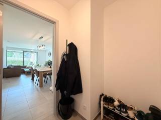 Plan uw bezoek via www.polares.eu<br /><br />Dit aantrekkelijke gelijkvloerse appartement maakt deel uit van een moderne residentie in Tielt-Winge.<br /><br />Je betreedt het appartement via de inkomhal, voorzien van een apart toilet en ruimte voor jassen en schoenen. De ruime en lichte leefruimte vormt het hart van de woning en heeft een groot schuifraam dat toegang geeft tot het aangename terras en de verzorgde tuin, waar privacy en rust centraal staan. Aansluitend vind je de volledig geïnstalleerde keuken, uitgerust met alle nodige toestellen. Verder heb je nog een praktische berging met aansluiting voor de wasmachine en droogkast. <br /><br />Het appartement beschikt over één ruime slaapkamer met aansluitend de badkamer, voorzien van een inloopdouche, wastafel en toilet. Praktisch meegenomen zijn de privatieve nutsmeters en het energiezuinige karakter, mede dankzij zonnepanelen.<br /><br />Voor je wagen is er een private staanplaats in de ondergrondse garage, met daarnaast een kelderberging. <br /><br />De ligging is uitstekend: op wandelafstand van bakker, winkels, apotheek en het Gouden Kruispunt, met goede verbindingen naar Leuven en vlotte invalswegen in de nabijheid.<br />De gemeenschappelijke kosten bedragen een provisie van 60 euro/maand. <br /><br />Dit kant-en-klare appartement biedt comfort, moderne afwerking en een rustige tuin op een strategische locatie in Tielt-Winge.
