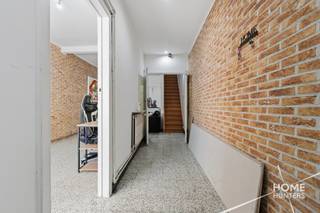 Op zoek naar een woning met écht ruime slaapkamers en een fijne ligging vlak bij het historische centrum?<br />Welkom in de Kalfvaart 10 in Ieper! Hier woon je aan de voet van de prachtige vestingen, met volop gelegenheid om te wandelen en te genieten van al het moois dat de stad te bieden heeft.<br />De grote troef van deze woning? Vier bijzonder ruime slaapkamers, waar je geen compromissen hoeft te sluiten op het vlak van ruimte. Ideaal voor een gezin, maar ook voor wie graag een kamer inricht als thuiskantoor, dressing of hobbyruimte.<br /><br />Verder beschikt de woning over een badkamer en een gezellig stadskoertje. Een eigen plekje buiten om ’s morgens rustig een koffie te drinken, wat groen te plaatsen of na een drukke werkdag even te ontspannen.<br /><br />De woning is voorzien van centrale verwarming op mazout en de elektrische installatie is conform gekeurd.<br /><br />Ook de ligging maakt het plaatje compleet: de charme van het historische stadscentrum ligt dichtbij, terwijl de mooie vestingen je uitnodigen voor een wandeling vlak bij huis. Een aantrekkelijke combinatie voor wie graag in de stad woont én groen in de buurt weet te waarderen.<br /><br />Voor meer informatie of een plaatsbezoek contacteer Home Hunters via hallo@homehunters.be