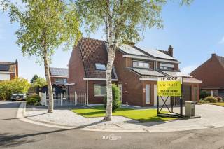 BEZOEKMOMENT WOENSDAG 9/9 TUSSEN 17U EN 18U40. INSCHRIJVEN KAN VIA ONZE WEBSITE. <br /><br />In de Kuiperstraat bevindt zich deze ruime en verzorgde woning, gelegen in een rustige omgeving. De woning combineert comfort met energiezuinig wonen en beschikt over 3 slaapkamers, een garage met oprit, een gezellige tuin en een ruime zolder.<br /><br />De woning biedt een aangename leefruimte met voldoende plaats voor een gezellige zithoek en eethoek. <br /><br />Op de verdieping bevinden zich drie slaapkamers en daarnaast is er nog een ruime zolder, die heel wat mogelijkheden biedt als extra bergruimte, hobbyruimte of polyvalente ruimte. Dankzij de aanwezige airconditioning geniet je ook tijdens warme dagen van een aangenaam binnenklimaat.<br /><br />Buiten kan je genieten van een gezellige tuin, terwijl de garage en oprit zorgen voor voldoende parkeermogelijkheden.<br /><br />Ook op energetisch vlak zit je hier goed: de woning beschikt over zonnepanelen en heeft een EPC-label B.<br /><br />Troeven:<br />- Rustige ligging<br />- Airconditioning<br />- Zonnepanelen<br />- EPC B<br /><br />Ben je op zoek naar een ruime en energiezuinige woning met garage, tuin en veel mogelijkheden? Contacteer ons gerust voor meer info of een bezoek.