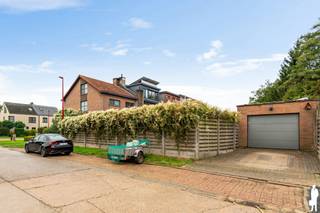 In een rustige en kindvriendelijke woonwijk (doodlopend) te Lint bevindt zich deze verzorgde halfopen bebouwing op een perceel van 387 m². De woning combineert een ruime, lichtrijke indeling met een gezellige tuin, afzonderlijke garage en gunstige energiescore.<br />Met een bewoonbare oppervlakte van ca. 200 m², vier slaapkamers en een ruime leefruimte met open keuken biedt deze woning alle comfort voor een gezin. Bovendien werden reeds verschillende energetische verbeteringen uitgevoerd, waaronder vernieuwd ramen, een recente ketel en zonnepanelen.<br /><br />Troeven<br />• Bew. opp.: ca. 200 m² <br />• Grondopp.: ca. 387 m²<br />• EPC B<br />• 9 zonnepanelen<br />• Alu ramen met dubbele beglazing (ca. 2014)<br />• Nieuwe ketel (2021)<br />• 4 slp<br />• Ruime en lichtrijke leefruimte<br />• Open keuken met ontbijthoek<br />• Gezellige houtkachel<br />• Praktische wasruimte/berging<br />• Aangename tuin met ruim terras<br />• Afzonderlijke garage met oprit, bereikbaar via achterliggende straat<br />• Kindvriendelijke, doodlopende straat<br />Ligging<br />De woning ligt in een aangename woonwijk, op korte afstand van het centrum van Lint, winkels, scholen en openbaar vervoer. Ook de omliggende gemeenten en verbindingswegen zijn vlot bereikbaar.<br /><br />Indeling<br />Gelijkvloerse verdieping<br />Via de inkomhal met gastentoilet betreedt u de bijzonder ruime leefruimte, waar grote raampartijen zorgen voor een overvloed aan natuurlijk licht. De gezellige zithoek met houtkachel en de aansluitende eetplaats vormen samen een aangename leefomgeving.<br />De open keuken in landelijke stijl sluit naadloos aan op de eetruimte en beschikt over een praktische ontbijthoek met zicht op de tuin. Dankzij de grote schuiframen geniet u hier van een mooi contact met het terras en de buitenruimte.<br />Verder bevindt zich op deze verdieping een afzonderlijke wasruimte/berging.<br /><br />Eerste verdieping<br />De nachthal geeft toegang tot drie volwaardige slaapkamers en een verzorgde badkamer. De kamers kunnen flexibel worden ingericht, bijvoorbeeld als kinderkamer of bureau.<br /><br />Tweede verdieping<br />Via de vaste trap bereikt u de ruime vierde slaapkamer, eveneens geschikt als hobbyruimte of thuiswerkplek.<br /><br />Buitenruimte<br />De volledig omheinde tuin biedt een ruim terras en een aangename groene omgeving om in alle privacy te ontspannen. Achteraan bevindt zich de afzonderlijke garage, bereikbaar via de achterliggende straat en voorzien van een eigen oprit.