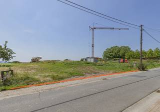 STEENHUIZE - WIJNHUIZE - Ruime bouwgrond met achterliggende weide van 4.238 m² in landelijk Steenhuize-Wijnhuize<br /><br />Deze uitzonderlijke bouwgrond met achterliggende weide (lot 1B) heeft een totale oppervlakte van maar liefst 42a 38ca en is gelegen in het rustige en landelijke Steenhuize-Wijnhuize. <br /><br />De grond is vlak gelegen en beschikt over een straatbreedte van 16,60 meter (loten 6 en 6A volgens het bijgevoegde plan). Als laatste bouwperceel aan deze zijde van de straat geniet u van een blijvend open en landelijk uitzicht, zowel achteraan als langs de zijkant van de toekomstige woning.<br /><br />Het perceel is deels gelegen in woongebied met landelijk karakter en deels in agrarisch gebied, wat zorgt voor een groene en rustige omgeving met tal van mogelijkheden.<br /><br />Bent u op zoek naar de ideale locatie voor het realiseren van uw droomwoning? Of wenst u een ruime bouwgrond voor een open bebouwing met een prachtig uitzicht en voldoende ruimte voor het houden van dieren of paarden? Dan is dit perceel absoluut een bezoek waard.<br /><br />Gronden van deze omvang en met dergelijke ligging zijn uiterst zeldzaam op de markt. Wacht niet te lang en ontdek zelf de vele troeven van dit unieke aanbod.<br /><br />Voor meer info of bouwvoorschriften 053/60.65.60.<br /><br />Belangrijkste bouwvoorschriften:<br />- Voorbouwlijn op ca. 13 m achter de voorste perceelgrens<br />- Max. voorgevelbreedte: 10,60 m, met een bouwvrije strook van 3 m langs beide zijden<br /><br />Afwerking mogelijk met:<br />- Hellend dak (max. 45° helling, kroonlijsthoogte max. 6,60 m)<br />- Plat dak (max. hoogte 6,6 m)<br /><br />Maximale bouwdiepte:<br />- Gelijkvloers: 15 m<br />- Verdieping: 12 m