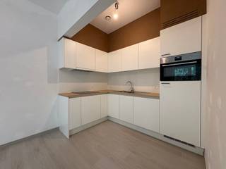 Ligging<br />Dit net opgeleverd appartement in het project Bloei bevindt zich op een strategische locatie in Sint-Denijs-Westrem. Met de fiets bereikt u vlot station Gent-Sint-Pieters en in de directe nabijheid liggen het AZ Maria Middelares, The Loop met o.a. IKEA en diverse kantoren. Dankzij de nabijgelegen op- en afritten van de R4 en E40 geniet u bovendien van een uitstekende ontsluiting.<br /><br />Indeling<br />Het appartement omvat een lichtrijke leefruimte met volledig geïnstalleerde, moderne keuken, een comfortabele slaapkamer en een stijlvol ingerichte badkamer met inloopdouche en dubbele wastafel. Verder is er een private berging voorzien. Bewoners hebben ook toegang tot twee fietsstaanplaatsen, terwijl een autostaanplaats met laadpaal ingebrepen is in de prijs.<br />Het appartement wordt volledig geschilderd, uitgerust met armaturen en gordijnrails.<br /><br />Beschikbaar 24/10/2026<br /><br />provisie verwarming en warm water 75 EUR/maand<br />gemene lasten: 75 EUR/maand<br /><br />Troeven<br /><br />Nieuwbouwappartement met modern comfort<br />Energiezuinig: gemeenschappelijke warmtepomp, ventilatiesysteem D, gebouw met E-peil 16! EPB is nog niet beschikbaar <br />Fietsstaanplaatsen inbegrepen<br />Autostaanplaats<br />Strategische ligging nabij station, ziekenhuis en The Loop<br /><br />Domicilie verplicht, contract lange termijn (9j)<br /><br />Een energiezuinig en instapklaar appartement op een toplocatie – ideaal voor wie modern en comfortabel wil wonen.
