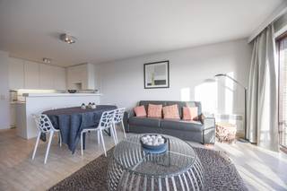 <ul>
	<li>Dit appartement bevindt zich op de 2de verdieping van residentie Escale II;</li>
	<li>Ze bevat de volgende indeling: inkomhal met vestiairekast, apart toilet, bergruimte met mogelijkheid tot aansluiting wasmachine, 2 slaapkamers, badkamer met ligbad en dubbele lavabo, ruime leefruimte met open keuken, uitgevend op een uiterst aangenaam Zuidgericht terras;</li>
	<li>Hier geniet u van een centrale, maar toch rustige ligging, om de hoek van de Zeedijk / het strand en op 2 passen van het openbaar vervoer;</li>
	<li>Vanuit de lichtrijke leefruimte hebt u een mooi uitgestrekt zicht op de duinen;</li>
	<li>Er is een private kelderberging inbegrepen in de prijs en er is een gemeenschappelijk vuilnislokaal aanwezig;</li>
	<li>Er werd recent een nieuwe lift geplaatst in het gebouw en het appartement beschikt over een nieuwe brandwerende deur;</li>
	<li>Tevens voldoet de elektrische installatie aan de huidige normen en is er een conforme keuring ter beschikking. </li>
</ul>
Graag dit appartement komen ontdekken? Neem dan snel contact op! 