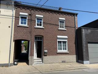 Gezellige gezinswoning met 4 slaapkamers en ruime tuin te Walshoutem.<br /><br />Bent u op zoek naar een gezellige woning met een vlotte bereikbaarheid en tal van mogelijkheden?<br />Dan is deze woning gelegen in de Walhostraat 78 te Walshoutem zeker een bezoek waard.<br /><br />De woning bevindt zich op een gunstige locatie, op korte afstand van de E40 en met een vlotte verbinding naar de N80 richting Sint-Truiden en Hannuit.<br /><br />Via de inkomhal krijgt u toegang tot de leefruimte, die voldoende plaats biedt voor een zit- en eetgedeelte.<br />Aansluitend bevindt zich de keuken, die eveneens toegang verleent tot de kelder.<br /><br />Achter de keuken bevindt zich de veranda, waar ook de badkamer is ondergebracht. Vanuit de veranda bereikt u de koer en vervolgens de aangename, diepe tuin.<br /><br />Op de eerste verdieping bevinden zich vier kamers.<br />Vanuit één van deze kamers is de zolderverdieping bereikbaar.<br />Deze ruimte biedt, mits de nodige afwerking, nog verschillende mogelijkheden, zoals het creëren van extra slaapkamers, een hobbyruimte of een bureel.<br /><br />Langs de woning loopt een erfdienstbaarheid van doorgang, waardoor ook de achterzijde van het perceel bereikbaar is.<br /><br />De woning wordt verwarmd via een stookolie-installatie met een tank van 2.300 liter en beschikt daarnaast over een regenwaterput van 2.000 liter.<br /><br />Enkele troeven:<br />4 kamers<br />Ruime zolder met uitbreidingsmogelijkheden<br />Kelder aanwezig<br />Veranda met zicht op de tuin<br />Diepe achtertuin<br />Regenwaterput van 2.000 liter<br />Stookolietank van 2.300 liter<br />Vlotte verbinding met de E40 en de N80 richting Sint-Truiden en Hannuit<br /><br />Een degelijke gezinswoning met een praktische indeling, veel ruimte en mogelijkheden om ze verder naar eigen smaak in te richten.<br />