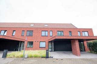 Moderne BEN woning te huur in de Vlasstraat te Zulte. Deze supergeïsoleerde woning is volledige afgewerkt en heeft volgende indeling: inkom met gastentoilet, keuken voorzien van alle nodige comfort met berging, lichtrijke leefruimte. Op de eerste verdieping vinden we 3 ruime slaapkamers terug, dressing of berging en een volledig ingerichte badkamer. Op de 2 de verdieping vinden we één ruime slaapkamer terug en de technische ruimte. De woning is voorzien van 2 carports+ extra buitenberging. Terras met onderhoudsvriendelijke voor - en achtertuin. Dankzij het gebruik van ENERGIEZUINIGE MATERIALEN en de ZONNEPANELEN beschikt de woning over een extreem laag verbruik. De woning heeft ook een centrale ligging ( nabij bakker, slager en apotheek op wandelafstand) maar toch rustig. <br />Onmiddellijk beschikbaar. <br />Voor meer informatie of een bezoek, mail naar anke@immoroba.be
