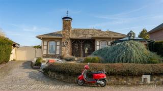 Jouw eigen zaak aan huis?Dan is deze woning jouw buitenkans!Iedereen in de buurt kent kapster Jenny. 30 jaar geleden startte ze haar eigen kapsalon...