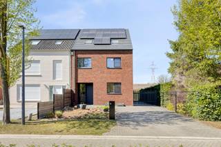 <p>Rustig, groen, kinderen die buiten spelen, buren die je kennen. Het gevoel klopt hier vanaf de eerste seconde.</p>
<p>De woning is halfopen, gebouwd in 2020 en sindsdien met zorg onderhouden. 233 m² bewoonbare oppervlakte op een perceel van 400 m². Vijf slaapkamers, twee badkamers, een aparte garage en een EPC-label A met een score van E9. Dat is geen toeval. Dat is de uitkomst van keuzes die bij de bouw zijn gemaakt, en die je elke maand terugziet op je rekening.</p>
<p>Je stapt de woning binnen via een ruime inkomhal met vestiaire en een apart gastentoilet. Geen krappe gang. Meteen ruimte, meteen licht. Zit- en eethoek lopen in elkaar over, grote ramen halen het licht naar binnen, en de open keuken sluit daar naadloos op aan. Natuurstenen werkblad, AEG-kookplaat, combi-oven, combi-stoomoven, inductie kookplaat met geïntegreerde dampkap en een vaatwasser. Via de schuifdeur in de living stap je zo de tuin in.</p>
<p>Op het gelijkvloers is ook een wasruimte met douche en lavabomeubel. Handig als je net van buiten komt, of gewoon als het huishouden draait op volle toeren.</p>
<p>De trap brengt je naar de eerste verdieping met drie slaapkamers. De masterbedroom is ruim en heeft een dressing ensuite. De badkamer op deze verdieping heeft een ligbad, een inloopdouche en een lavabomeubel met twee lavabo's. Er is ook een apart toilet op de verdieping.</p>
<p>Op de bovenverdieping zijn nog twee kamers: één als speelkamer, één als logeerkamer. Ruim genoeg om er iets zinvols van te maken. En dan is er ook nog een technische berging voor de ventilatie-unit en de cv-ketel.</p>
<p>De aparte garage van 37,5 m² ligt achteraan het perceel. Ruimte voor de wagen, ruimte voor opslag. De laadpaal voor de elektrische wagen staat hier, samen met de thuisbatterijen.</p>
<p>En dan komen we aan het stuk waar de meeste kopers even rechtop gaan zitten.</p>
<p>Deze woning heeft 22 zonnepanelen goed voor 6.710 Wp, thuisbatterijen met een bruikbare capaciteit van 14,1 kWh en een energiemanagementsysteem dat alles slim aan elkaar koppelt. Het totale netverbruik over de voorbije 365 dagen was 3.224 kWh. De laadpaal alleen al verbruikte in diezelfde periode 3.583 kWh. Dat wil zeggen dat de woning zelfs met een elektrische wagen aan het laden energieneutraal draait. Niet in theorie. Dat zijn de cijfers van Fluvius.</p>
<p>Daar bovenop: vloerverwarming door de volledige woning via een condenserende Bosch-gasketel, ventilatiesysteem D met warmteterugwinning, driedubbel HR-glas, een regenwateput van 7.500 liter aangesloten op beide toiletten, de wasmachine en de buitenkranen, een waterontharder en een alarmsysteem. Aluminium schrijnwerk met vliegenramen door de hele woning. EPC-label A, score E9, 14 kWh per m² per jaar.</p>
<p>Alles wat kopers nu écht zoeken, zit hier in één pakket.</p>
<p>De voor- en achtertuin zijn verzorgd aangelegd. De achtertuin heeft een noord-westoriëntatie, is volledig omheind en bereikbaar via een poort.</p>
<p>Wuustwezel is een rustige, landelijke gemeente in de Noorderkempen. Scholen, winkels en sportfaciliteiten liggen op een boogscheut. Via de E19 ben je vlot in Antwerpen. Het is het evenwicht dat mensen hier doet landen en blijven: groen en rustig wonen, zonder dat je ver van alles zit.</p>
<p>En dat speelveldje voor de deur. Dat is gewoon gratis!<br /><br />De instelprijs is € 620.000. <br />Bezoekmoment: zaterdag 18 april tussen 14u en 16u (na afspraak).<br />Voor meer info of een bezoek te plannen surf naar www.nachtegaaldreef14.be!</p>