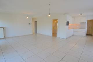 Ruim appartement met garage in het centrum van Gullegem. <br /><br />Inkom, apart toilet, ruime living met aansluitend de keuken en extra berging, 2 slaapkamers met toegang tot het balkon en badkamer met inloopdouche en lavabo met extra opbergruimte. <br /><br />Beneden is een privatieve garage inbegrepen met daarbij een kelderberging en gemeenschappelijke fietsenberging.<br /><br />Huurprijs: 895 EUR/maand + 50 EUR syndic = 945 EUR/maand<br />Adres: Dorpsplein 3/201, 8560 Gullegem<br />Onze referentie: DEV5182