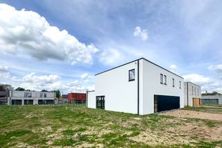 <p>Welkom in dit exclusieve nieuwbouwproject in de Aardbezienstraat en Braambessenstraat in Meerhout! Deze unieke ontwikkeling omvat 10 moderne, energiezuinige nieuwbouwwoningen en 1 bouwgrond, ideaal voor wie op zoek is naar een stijlvolle en duurzame thuis.</p>
<p>Met een strakke, eigentijdse architectuur en hoogwaardige afwerking combineren deze woningen comfort en energie-efficiëntie (E-peil max. 20). De ruime halfopen nieuwbouwwoningen, met een bewoonbare oppervlakte tussen 154 m² en 189 m² en percelen van 420 m² tot 625 m², bieden u volop ruimte om te genieten. Grote raampartijen zorgen voor een overvloed aan natuurlijk licht en de open leefruimtes creëren een aangename, luchtige sfeer.</p>
<p>U heeft de keuze tussen vier volledig afgewerkte nieuwbouwwoningen of zes CASCO-woningen die u volledig naar eigen wens kunt inrichten. Elke woning beschikt over drie ruime slaapkamers en een grote tuin, ideaal voor gezinnen en levensgenieters. Bovendien zijn de woningen beschikbaar bij het verlijden van de akte.</p>
<h3><strong>Rustig wonen in Meerhout</strong></h3>
<p>De Aardbezienstraat en Braambessenstraat in Meerhout vormen een uitstekende locatie voor wie wil genieten van rust en privacy, terwijl het centrum van Meerhout op slechts drie minuten afstand ligt. Dit biedt u het beste van beide werelden: een groene, rustige omgeving met alle noodzakelijke voorzieningen binnen handbereik. Scholen, winkels en ontspanningsmogelijkheden bevinden zich in de nabije omgeving, wat bijdraagt aan optimaal wooncomfort.</p>
<h3><strong>Ruimte &amp; Comfort</strong></h3>
<p>De woningen zijn ontworpen met oog voor ruimte en functionaliteit. Ze beschikken over drie ruime slaapkamers en een moderne badkamer met zowel een bad als een inloopdouche. De leefruimte bestaat uit een open keuken met eet- en zithoek, waarbij de grote ramen zorgen voor een naadloze connectie met de tuin. Elke woning heeft een ruime berging en is voorzien van een carport of garage, waardoor parkeren en opbergen eenvoudig worden.</p>
<h3><strong>Duurzaamheid en energiezuinigheid</strong></h3>
<p>Deze nieuwbouwwoningen zijn ontworpen met een sterke focus op duurzaamheid en energiezuinigheid. Ze worden uitgerust met een lucht-waterwarmtepomp, zonnepanelen en vloerverwarming, wat resulteert in een lage energiekost en een aangenaam binnenklimaat gedurende het hele jaar. Het gebruik van innovatieve technologieën draagt bij aan een ecologische en toekomstbestendige woonomgeving.</p>
<p>Wilt u een energiezuinige, moderne nieuwbouwwoning in een rustige, groene omgeving? Ontdek deze exclusieve nieuwbouwwoningen in Meerhout en realiseer uw woondroom! Neem vandaag nog contact met ons op voor meer informatie of een bezichtiging.</p>
