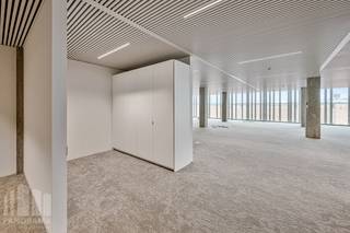 Bent u op zoek naar een unieke kantoorruimte op een <strong>toplocatie met onmiddellijke verbinding naar belangrijke snelwegen</strong>? Dan is deze kantoorruimte van 309 m² op de 1ste verdieping van toren 'C' op de innovatieve en <strong>hypermoderne bedrijvencampus 'O-Forty' </strong>precies wat u zoekt. Gelegen naast op- en afrit 9 Oostkamp én met visibiliteit langs de E40 biedt deze ruimte een uitstekende bereikbaarheid.<br /><br />De kantoren zijn casco+ afgewerkt met klimaatplafond en tapijttegels. U kunt ook gebruik maken van de gemeenschappelijke refter/ontspanningsruimte en extra vergadermogelijkheden (en seminarie ruimtes) in toren 'B'. <br /><br />Deze bedrijvencampus biedt nog vele andere voordelen, zoals een event space, coworking space, foodbar, fitness, padel, badgesysteem, pakjesmuur en ruime boven en ondergrondse parkeermogelijkheden. Onmiddellijk beschikbaar!<br /><br />Neem contact op met <strong>PANORAMA B2B</strong> voor bijkomende inlichtingen, plannen of een vrijblijvend plaatsbezoek via <strong>0479 70 70 73</strong>.