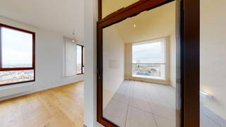 Zonnig appartement met ruim Zuid gericht terras in Residentie Eilandje op wandelafstand van het MAS. <br /><br />Indeling: Inkomhal met gastentoilet en ruime berging met aansluitingen wasmachine en droogkast. <br />Uiterst zonnige leefruimte voorzien van mooie parketvloeren, dubbele plafondhoogte en grote raampartijen dewelke een schitterend uitzicht bieden over de stad Antwerpen. <br />Volledig geïnstalleerde open keuken met toegang tot een zuid georiënteerd terras. <br />Ruime hoofdslaapkamer met aansluitend een volledig geïnstalleerde badkamer. Via de nachthal bereikt u verder ook twee extra kamers, een tweede douchekamer en extra toilet. <br /><br />Het betreft een hedendaags appartement voorzien van alle luxe en comfort en mooi terras.<br /><br />Twee autostaanplaatsen met nummers 131 en 132 te huur op niveau -3 aan 100 euro per maand. <br /><br />BESCHIKBAAR VANAF 01/10/2026 <br /><br />Extra: <br />-Goede bereikbaarheid<br />-Gemeenschappelijke fietsenstalling