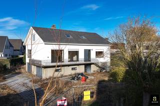 Verscholen in een rustige, residentiële wijk en toch op korte afstand van het centrum van Knokke, bevindt zich deze alleenstaande villa op een...