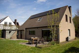Ruime villa op gegeerde ligging te Loppem<br /><br />Ontdek deze charmante en lichtrijke gezinswoning met 4 slaapkamers, gelegen op een mooi perceel van 741 m². De woning bevindt zich in een rustige, doodlopende straat en geniet van een zeer gunstige ligging. Met een EPC-label D (302 kWh/m²) biedt deze woning bovendien een sterke basis voor verdere optimalisatie.<br /><br />Bij het betreden van de woning komt u binnen in een ruime inkomhal met vestiaire en een apart gastentoilet. Verder wordt u verwelkomd in de leefruimte die baadt in natuurlijk licht dankzij de grote raampartijen. De gezellige woonkamer met salon en pelletkachel vormt de ideale plek om tot rust te komen. De functioneel ingerichte keuken biedt alle nodige comfort en ruimte voor het dagelijkse gezinsleven. Aansluitend vindt u een aparte wasruimte met een afzonderlijke doucheruimte.<br /><br />Op de bovenverdieping bevinden zich vier volwaardige slaapkamers, elk met voldoende ruimte en mogelijkheden, evenals een badkamer uitgerust met een comfortabel ligbad. Daarnaast beschikt de woning over een ruime zolder.<br /><br />Ook buiten heeft deze woning heel wat te bieden. De ruime, zuidgerichte tuin is een echte troef en perfect om te genieten van zonnige dagen. Voor kinderen is er volop speelplezier dankzij het aanwezige speelhuisje en de schommel. Door de rustige, doodlopende straat is dit een waar speelparadijs. Het zonnige terras zonder inkijk nodigt uit tot ontspannen momenten in alle rust.<br /><br />Praktisch comfort is verzekerd met een carport, garage en een ruime oprit met plaats voor meerdere wagens. Bovendien zorgen de warmtepomp en 16 zonnepanelen voor een lagere energiefactuur. De pelletkachel zorgt bij koudere dagen voor een gezellige warmte.<br /><br />Kortom, een ideale gezinswoning met veel potentieel, op een rustige en aangename locatie.<br /><br />Deze woning wordt te koop aangeboden door de eigenaars. Makelaars en bouwfirma's gelieve zich te onthouden.<br /><br />Plan een bezoek in via +32498134741