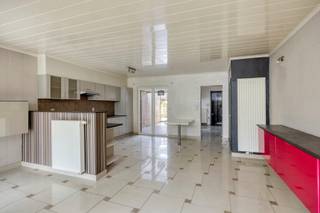 Bent u op zoek naar een instapklare, eigentijdse woning die comfort combineert met een uitstekende bereikbaarheid? Deze zeer energiezuinige woning met EPC-label B biedt alles wat u zoekt. Gelegen op een centrale ligging op wandelafstand van het station, geniet u hier van een perfecte verbinding met het openbaar vervoer, winkels en scholen. Bij het benaderen van de woning valt meteen de moderne uitstraling van de gevel op. Binnenin is de woning volledig up-to-date en toekomstgericht uitgerust. Dankzij de aanwezige zonnepanelen en een conform gekeurde elektriciteitsinstallatie bent u verzekerd van een lage energiefactuur en een zorgeloze start. Licht, ruimte en functionaliteit. <br />De eyecatcher van het huis is de ruime leefruimte, die naadloos overloopt in de open, volledig ingerichte keuken. Direct aansluitend bevindt zich een ruime berging, perfect voor extra voorraad, wasmachine en droogkast. Daarachter vinden we de badkamer met toilet, hoekbad, inloopdouche en lavabomeubel. Op de eerste verdieping vinden we twee ruime slaapkamers. De derde slaapkamer strekt zich uit over de volledige dakverdieping.<br />De troeven:<br />- Energiezuinig topcomfort: EPC-label B en zonnepanelen.<br />- Elektriciteit conform.<br />- Toplocatie: centraal gelegen en op wandelafstand van het station.<br />- Ruimtegevoel: royale leefruimte met een moderne open keuken.<br />- Praktisch gemak: grote berging en achterliggende toegang.<br /><br />Bel Karin voor meer info en een afspraak op het eerste bezoekmoment: 0468/12 68 62 - karin@albert.immo