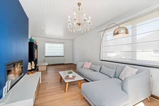 <p><strong>Charmante open bebouwing met riante tuin aan de stadsrand van Sint-Niklaas. </strong>Op zoek naar een woning met ruimte, licht en een groene oase vlakbij de stad? Deze open bebouwing langs de Hoge Heerweg biedt het beste van twee werelden: een rustige, residentiële ligging én een vlotte verbinding naar alle belangrijke invalswegen.</p>

<p>De woning, gebouwd in 1950, verrast met haar royale volumes en aangename leefcomfort. Binnen geniet je van een overvloed aan natuurlijk licht en een praktische indeling, terwijl buiten een prachtige tuin van maar liefst 700 m² wacht om ontdekt te worden.</p>

<p>Belangrijkste ruimtes:<br />• Ruime living (71 m²) met inbouwcassette en veel lichtinval<br />• Volledig ingerichte keuken met inductiekookplaat, combi-oven, vaatwasser, koelkast en ingemaakte kasten<br />• Polyvalente ruimte (15 m²) voor hobby of bureau<br />• Badkamer (9 m²) met inloopdouche, dubbel wastafelmeubel en toilet<br />• 3 slaapkamers (12 m², 14 m², 15 m²)<br />• Berging met aansluitingen voor wasmachine en droogkast<br />• Deels onderkelderd<br />• Zolder (23 m²) bereikbaar via vaste trap<br />• Tuin van 700 m², ideaal voor ontspanning en spel</p>

<p>Troeven:<br />• Goede locatie nabij invalswegen en voorzieningen<br />• Ruime woning met royale leefruimtes<br />• Zeer mooie en grote tuin van 700 m²</p>

<p>Laat je verrassen door de charme en het potentieel van deze woning. Plan vandaag nog je bezoek en ontdek zelf waarom dit jouw nieuwe thuis kan worden.</p>

<p><strong>Jouw nieuwe begin start hier.</strong></p>