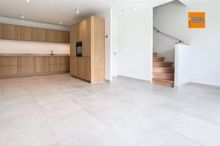 <p><span>Aan de rand van Tervuren, in de prestigieuze omgeving van The National Golf in Sterrebeek, bevindt zich dit elegante nieuwbouw duplexappartement van ca. 90 m². Een unieke opportuniteit voor zowel eigen bewoning als investering, dankzij de hoogwaardige ligging, de sterke huurvraag in de regio en de nabijheid van Brussel, internationale scholen en expats.</span></p><p><span> </span></p><p><span>Het appartement beschikt over een inkomhal met vestiaire en gastentoilet, een lichtrijke leefruimte van ca. 28 m² met open, volledig uitgeruste keuken, een praktische wasruimte, twee slaapkamers en een badkamer met dubbele wastafel en douche. Eén van de slaapkamers geeft toegang tot het privatieve terras van ca. 12,5 m², waar u in alle rust kunt genieten van de groene omgeving.</span></p><p><span> </span></p><p><span>Extra troeven zijn de gemeenschappelijke geothermische warmtepomp, videofonie, zonnescreens, kelderberging en twee parkeerplaatsen inbegrepen in de verkoopprijs. Verlichting en gordijnen zijn reeds geïnstalleerd, waardoor het appartement instapklaar is. Het appartement is momenteel verhuurd.</span></p><p><span> </span></p><p><span>De ligging binnen het golfdomein biedt een uitzonderlijke woonkwaliteit, met winkels, openbaar vervoer, fitness met binnen- en buitenzwembad en internationale scholen zoals de American School, German School en British School of Brussels in de nabije omgeving.</span></p><p><span> </span></p><p><span>Belangrijk: aangezien het om een nieuwbouwappartement gaat, valt de verkoopprijs onder het btw-regime van 21%.<br />Plan nu je bezichtiging op info@ap-p.be of door te bellen naar 078 /48 47 00. </span></p>