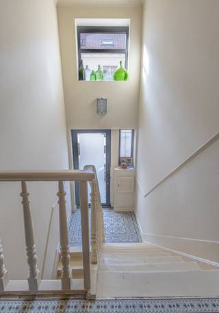 <p>Deze charmante stadswoning onderscheidt zich door haar karaktervolle uitstraling, ruime indeling en veelzijdigheid. Dankzij de verschillende verdiepingen en polyvalente ruimtes biedt ze tal van mogelijkheden om de woning volledig naar eigen smaak en behoeften in te richten.</p><p>Op het gelijkvloers bevinden zich twee polyvalente ruimtes, een douchekamer en een praktische wasberging. Deze ruimtes kunnen naar wens worden ingericht als bureau, hobbyruimte, extra slaapkamer of bergruimte. Daarnaast beschikt de woning over een gezellig stadstuintje, waar het heerlijk vertoeven is op zonnige dagen.<br />De eerste verdieping omvat een ruime open zone die zich uitstrekt over de volledige diepte van de woning. Deze verdieping biedt heel wat potentieel en kan worden ingericht als extra leefruimte, speelkamer, bureau of bijkomende slaapkamers.<br />Op de tweede verdieping bevinden zich de lichtrijke leefruimte en de ingerichte keuken en is er aan de voorzijde een klein terras.<br />De bovenste verdieping omvat twee slaapkamers en een badkamer. Daarnaast beschikt de woning over een zolderkamer, momenteel ingericht als bureauruimte.</p><p>Met haar authentieke charme, praktische indeling en flexibele ruimtes vormt deze woning een interessante opportuniteit voor wie op zoek is naar een karaktervolle thuis met ruimte om eigen woonideeën te realiseren.</p><p>Omgeving:<br />- Binnen wandelafstand: station Jette en meerdere bus- en tramhaltes, parken, scholen, supermarkten, handelszaken, banken en horecagelegenheden, postkantoor, muziekschool, culturele centra (Galerie 34zero, Ploef...), bossen (Dielegembos, Laarbeekbos, Poelbos), Spiegelplein ...<br />- 5 a 15 minuten met auto of openbaar vervoer: ring van Brussel met autosnelweg naar Gent, Universitair Ziekenhuis Jette, Brugmannziekenhuis</p><p>Interesse in deze charmante stadswoning? Plan vandaag nog uw bezoek via de website van Living Stone en ontdek zelf de vele mogelijkheden!</p>