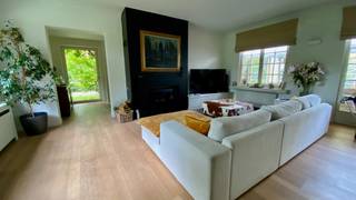 <span>PLAN UW BEZOEK VIA VOLGENDE LINK: https://listed.mijnhuurprofiel.be/whise/7561176<br /><br />Wilt u rustig wonen in één en al groen?</span><br /><span>Deze villa geniet van prachtige verzichten op weiland met paarden.</span><br /><br /><span>Deze woning biedt naast veel comfort, ook veel ruimte zowel binnen als buiten de woonst.</span><br /><span>Eerst komen we in de inkomhal terecht welke plaats maakt voor een gastentoilet.</span><br /><br /><span>Vervolgens wordt u warm ontvangen in de leefruimte, welke voorzien is van een gashaard.</span><br /><span>Aansluitend de eetkamer welke in verbinding staat met de volledige uitgeruste keuken.</span><br /><br /><span>De ruime woon- en eetkamer hebben meerdere opengaande deuren naar het zonnige terras. Heerlijk genieten in een prachtige aangelegde tuin.</span><br /><br /><span>De gelijkvloerse verdieping maakt ook nog plaats voor een bureel en een aparte TV kamer.</span><br /><br /><span>De slaapvertrekken bevinden zich op de eerste verdieping.</span><br /><br /><span>Zo vinden we eerst de masterbedroom met dressing en ensuite badkamer terug.</span><br /><span>Deze badkamer is ingericht met een dubbele wastafel, bad, douche en inloopdouche.</span><br /><br /><span>Verder vinden we nog 3 slaapkamers terug, welke een badkamer delen.</span><br /><span>Deze douchekamer is voorzien van een enkele wastafel en een douche.</span><br /><span>Ook hier vinden we opnieuw ontzettend veel ingemaakte kasten terug.</span><br /><span>De nachthal maakt tevens plaats voor een apart toilet.</span><br /><br /><span>Extra opbergruimte nodig?</span><br /><span>De zolder is ideaal te gebruiken als opbergruimte.</span><br /><span>Wanneer de inpandige garage u hier ook bij kan helpen, plek genoeg!</span><br /><br /><span>Een prachtige woning op een schitterende locatie.</span><br /><br /><span>Voor een bezoek contacteer LISTED vandaag: +32 3 283 51 51.</span>