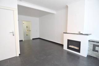Deze woning is gelegen in het centrum van Wevelgem nabij winkels, bakkers, school, etc...<br /><br />Inkomhal met doorgang naar de tuin, leefruimte, kleine bergruimte, keuken voorzien van vaatwasmachine, keramische kookplaat, inbouwfrigo en oven. Via de keuken is er toegang tot de knusse tuin. Achter de keuken is de ruime berging met aansluiting voor de wasmachine, met aansluitend de badkamer die voorzien is van een bad (met mogelijkheid om erin te douchen), toilet en lavabo. <br /><br />Op de eerste verdieping zijn er 2 slaapkamers.<br /><br />LET WEL: het EPC werd opgesteld voor het plaatsen van isolatie in het dak en plafond in de badkamer.<br /><br />Huurprijs: 750 EUR/maand<br />Adres: Leiestraat 5, 8560 Wevelgem<br />Onze referentie: DEV5136