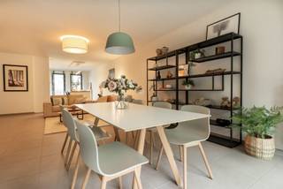 Appartement met energieklasse A, een badkamer, tuin en 109m² woonoppervlakte. In een kleinschalige residentie geniet je van het comfort van een appartement met het gevoel van een huis. Vanuit je privatieve tuin stap je via een eigen poort rechtstreeks het wandelpad van natuurgebied Osbroek op. Tegelijk woon je vlak bij het centrum van Aalst en de E40. Mobiscore: 8,7/10. <br /><br />Dit energiezuinige appartement (2017) biedt iets zeldzaams: veel buitenruimte en de natuur letterlijk aan de achterdeur, met regelmatig eekhoorns en occasioneel zelfs een reetje. <br /><br />Het appartement heeft 109 m² bewoonbare oppervlakte, een ruime lichtrijke leefruimte met aansluitende keuken en 2 slaapkamers. Eén slaapkamer is ingericht als bureau/thuiswerkruimte met ingebouwde kasten. De keuken met eiland met mega veel opbergruimte is volledig ingericht met Siemenstoestellen: combi-oven, ingebouwde koelkast en diepvriezer, inductiekookplaat, ingebouwde dampkap en vaatwasser. Verder is er een private berging/wasruimte in het appartement. En een gemeenschappelijke fietsenberging in de kelder, kleine gemeenschappelijke berging onder de trap en autostaanplaats voor de deur. <br /><br />Met E-peil E54, gasverwarming, goede isolatie en ventilatiesysteem type D (balansventilatie) is het appartement energiezuinig en comfortabel in zomer en winter. In 2025-2026 bedroeg de kost elektriciteit + verwarming 800€ voor 1 jaar <br /><br />108 m² buitenruimte: voorterras ca. 30 m² (ZW) achterterras 12,6 m² (NO) privatieve tuin ca. 63 m² (NO) <br />eigen toegang tot het Osbroek. <br />Op wandelafstand: padel- en tennis, Park van Aalst, stad <br /><br />Extra: <br />* Mobiscore 8,7/10 <br />* gemeenschappelijke fietsenberging <br />* mogelijkheid zonnepanelen <br />* gemeenschappelijke kosten ca. €225/kwartaal (m.a.w. 75€/maand) <br />* verkoop onder registratierechten (2% of 12%)<br />* aangename kleinschalige gemeenschap; syndicus is bewoner/eigenaar <br />* indien nodig: verhuur (gemeubeld) in afwachting van akte bespreekbaar <br />* fan van het interieur? De meest zaken kunnen blijven.