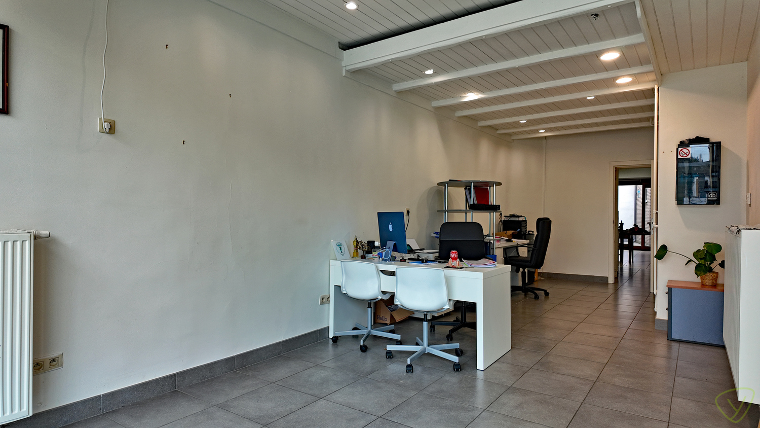 Ruime handelsruimte gelegen op de Markt van Eeklo! - foto 3