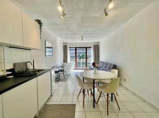 This furnished apartment is quietly located in the well-maintained residence "Lambermont Gardens", within walking distance of both Albert Park...