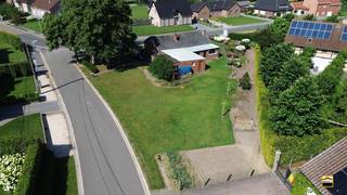 <p><span>Te renoveren gelijkvloerse woning op een prachtig landelijk perceel van ca. 14 are<br /><br /></span><span>Bent u op zoek naar een woning die u volledig naar eigen smaak kunt renoveren? Dan biedt deze <br />gelijkvloerse woning op een mooi landelijk perceel van circa 14 are heel wat mogelijkheden. <br />Vlakbij Alken, Sint-Truiden en Borgloon.<br /><br />Via de inkomhal komt u terecht in de ruime leefruimte. Aansluitend bevindt zich de ruime leefkeuken <br />met voldoende plaats voor een gezellige eethoek. Naast de keuken vindt u een praktische wasberging <br />en een koele berging, ideaal voor extra opslag. De veranda vormt een mooie verbinding tussen de <br />leefruimte en de keuken en biedt een aangename plek om het hele jaar door van het uitzicht op de <br />tuin te genieten. Via de nachthal bereikt u twee ruime slaapkamers en de badkamer. Dankzij de <br />gelijkvloerse indeling geniet u hier van een comfortabel woonconcept met alle voorzieningen op één <br />niveau.<br /><br />Buiten beschikt de woning over een ruime zijdelingse inrit met voldoende parkeergelegenheid voor <br />meerdere wagens en bezoekers. Daarnaast is er een garage aanwezig. De grote tuin vormt een <br />absolute troef en biedt tal van mogelijkheden voor tuinliefhebbers, gezinnen of wie droomt van <br />extra buitenruimte.<br /><br /></span><span>Troeven van deze woning:</span></p><ul><li><span>Gelijkvloerse woning </span></li><li><span>Mooi landelijk perceel van ca. 14 are </span></li><li><span>Ruime leefruimte met veel natuurlijke lichtinval </span></li><li><span>Grote leefkeuken met praktische bergingen </span></li><li><span>Veranda met zicht op de tuin </span></li><li><span>Twee ruime slaapkamers </span></li><li><span>Garage aanwezig </span></li><li><span>Ruime oprit met voldoende parkeermogelijkheden </span></li><li><span>Grote tuin met tal van mogelijkheden </span></li><li><span>Ideale renovatiekans </span></li></ul><p><span><br />Deze woning biedt een uitstekende basis voor wie op zoek is naar ruimte, rust en de mogelijkheid om <br />een eigen woonproject te realiseren. <br /><br /></span><span>Wenst U meer informatie over deze woning of een bezichtiging? <br />Contacteer ons via 012 26 22 05 of info@hetimmohuis.be. </span></p>