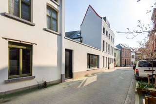 <u><strong>Mechelen: Opbrengsteigendom met 5 studentenkamers (3 studio's en 2 kamers)</strong></u><br />Deze unieke opbrengsteigendom werd recent volledig gerenoveerd met oog voor detail en gebruik van kwalitatieve materialen. Het pand omvat drie studio’s en twee studentenkamers, goed voor een totale netto-huuropbrengst van €3.120 per maand.
<p>Gelegen in het hart van Mechelen, bevindt het gebouw zich op fietsafstand van alle campussen én het station, wat zorgt voor een uitstekende verhuurbaarheid.</p>

<p>De combinatie van de gunstige ligging, de uitstekende staat van het gebouw en het aantrekkelijke rendement maakt dit pand een ideale opportuniteit voor investeerders die op zoek zijn naar een zorgeloze en rendabele investering in Mechelen.<br /><br /><u><strong>Belangrijkste ruimtes</strong></u></p>

<ul><li>Ruime leefruimte met veel licht</li><li>Zeer ruime wasruimte/berging</li><li>2 studentenkamers </li><li>3 luxueuze studio's</li></ul>
<u><strong>Troeven</strong></u>

<ul><li>Huuropbrengst gegarandeerd voor een jaar</li><li>Toplocatie</li><li>Volledig vernieuwd</li></ul>