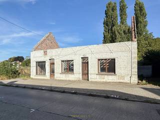 Reconstruction possible à 6 % de TVA sous conditionsBâtiment à rénover entièrement / à démolir avec potentiel, situé sur un TERRAIN DE 670M² au CŒUR...