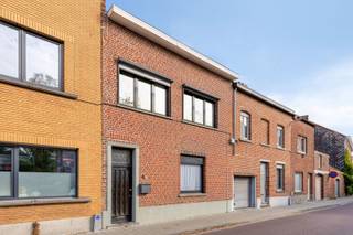 Karaktervolle rijwoning met enorm veel potentieel, gelegen in het populaire Kessel-Lo.<br /><br />Deze op te frissen woning bevindt zich op wandelafstand van winkels, uitvalswegen en het Station Leuven. <br /><br />Op het gelijkvloers vindt u een ruime woonkamer, keuken, badkamer, apart toilet en een trap die toegang geeft tot de kelder. Achteraan is er een ruime stadstuin waar je kan ontspannen en genieten van de buitenlucht. <br /><br />De woning beschikt bovendien over 3 slaapkamers, maar dankzij de vaste trap bereikt u een ruime zolderkamer die perfect kan worden ingericht als extra slaapkamers of multifunctionele ruimte.<br /><br />De woning is goed onderhouden en uitgerust met dubbele beglazing. Verder is het aan jou om de woning volledig naar jouw smaak in te richten en te renoveren.<br /><br />Met deze woning combineer je een fantastische locatie, vol mogelijkheden en de vrijheid om jouw droomwoning te realiseren. Plan vandaag nog een bezoek en ontdek het zelf! <br /><br />De woonst is beschikbaar 1 maand na akte.<br /><br />Meer informatie: farid@polares.eu of 0492/48.03.88