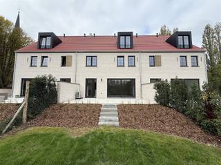 <p><span>Bien caché sous le clocher de l'église, au centre du village pittoresque de Wakkerzeel, à deux pas de Louvain et à proximité de toutes les routes principales, nous avons le plaisir de</span><span> proposer à la location ce bâtiment fermé avec 4 chambres à coucher et 2 salles de bain. </span></p><p><span> </span></p><p><span>Cette maison neuve à très faible consommation d'énergie, entièrement livrée dans les règles de l'art et construite avec des matériaux durables et d'excellente qualité, dispose d'une surface habitable utile d'environ 256 m² et d'un jardin donnant sur la réserve naturelle. </span></p><p><span>Cette maison nouvellement construite, située sur un terrain de 450 m² dans un style architectural rural et intemporel, est finie à un niveau élevé et est équipée de tout le confort moderne, c'est-à-dire un chauffage par le sol partout, une pompe à chaleur air-eau, 12 panneaux solaires et un récupérateur d'eau de pluie, ce qui contribue à une vie économe en énergie et respectueuse de l'environnement. </span><span>Le loyer comprend également 2 places de parking intérieures, 1 place de parking extérieure, une cave individuelle et un local à vélos. </span></p><p><span>#En bref, une véritable opportunité pour les personnes qui souhaitent vivre de manière économe en énergie, spacieuse, intemporelle et luxueuse dans un environnement calme, accueillant pour les enfants et vert, dans un endroit unique. Disponible immédiatement. Durée minimale du bail : 3 ans. Une visite s'impose. Pour les décideurs rapides.</span></p><p><span> </span></p>