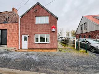 Halfopen bebouwing met landelijke ligging te koop.Deze woning zoekt nieuwe eigenaars!Beschikt over 3 slaapkamers op het eerste verdiep, heeft ook een...