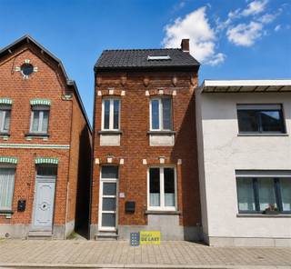 Instapklare woning met drie slaapkamers en zwembadLocatie:Deze gerenoveerde woning met zij-ingang is centraal gelegen, met scholen, winkels en openbaar vervoer in de onmiddellijke nabijheid. De woning beschikt over een bewoonbare oppervlakte van 130 m² en is gelegen op een perceel van 305 m².Indeling:Via de inkomhal heeft u toegang tot de leefruimte en de volledig geïnstalleerde keuken. Op het gelijkvloers vindt u verder een apart toilet.De eerste verdieping telt twee ruime slaapkamers en een badkamer met ligbad, inloopdouche en een extra toilet.De zolderverdieping is ingedeeld als derde kamer met een extra badkamer die voorzien is van een ligbad.Buiten kunt u volop genieten van de diepe tuin met zwembad.Bijzonderheden:- Toplocatie- EPC B- Instapklaar- Aparte zijingang - KelderOmschrijving:Deze instapklare woning in Berendrecht combineert ruimte en comfort met een centrale en groene ligging.Interesse?Wacht niet te lang en plan vandaag nog uw bezoek!