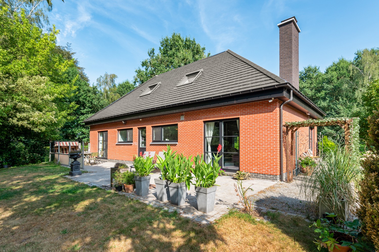 Instapklare, volledig gerenoveerde woning met 3 slaapkamers, bijgebouw en prachtige tuin - foto 2