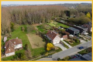 Immo Van Middelem propose à la vente ce terrain à bâtir d'environ 4 ares 21 ca, situé dans un quartier calme et résidentiel, idéal pour...