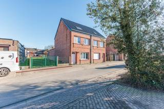 Centraal en toch rustig gelegen in een doodlopende straat in Lebbeke bevindt zich deze bouwgrond van 314 m² met een straatbreedte van circa 7...