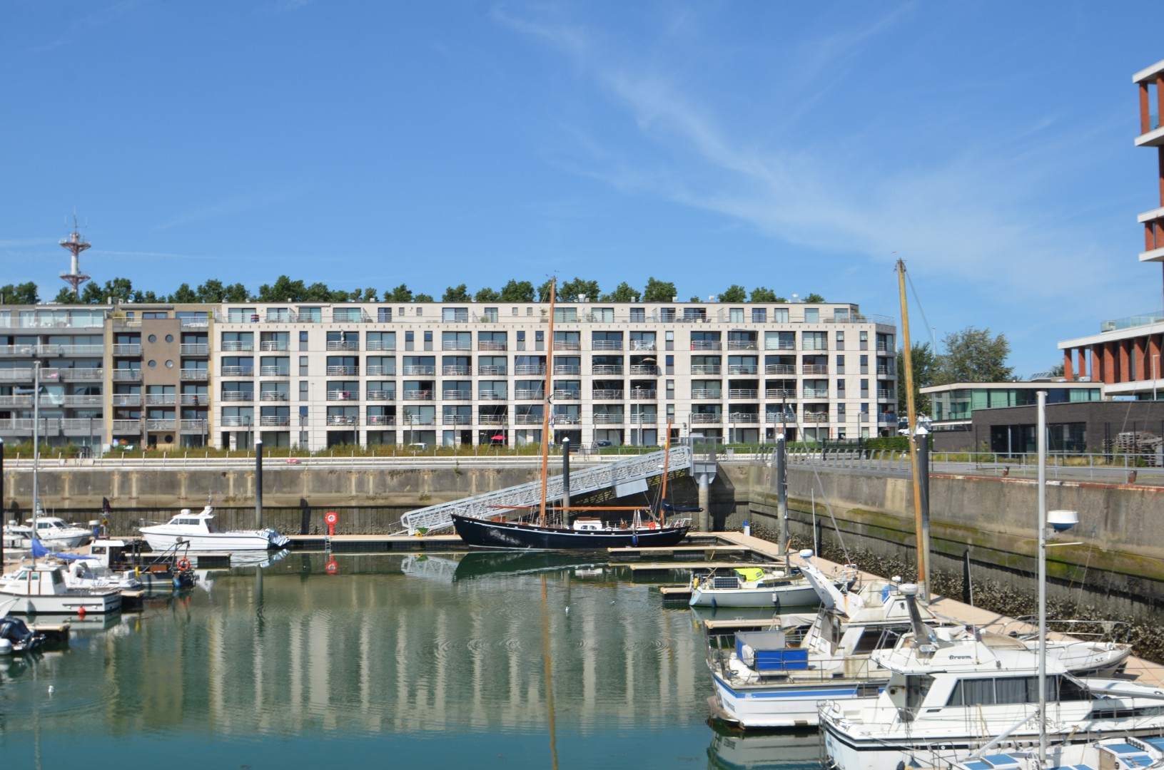 Res. Harbour view: Dubbele binnenstaanplaats (naast elkaar) in een statige residentie.Makkelijke inrit zonder bochten.Ref. G546