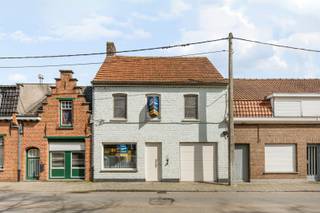 - Ideale ligging in het centrum van Dadizele: Remi-Dewittestraat 7<br />- Recht tegenover het prachtige Mariënstede-park<br />- Lichtrijke leefruimte<br />- Praktische keuken<br />- Bureau of extra gelijkvloerse slaapkamer<br />- Badkamer met wastafel en douche<br />- Inpandige garage en gratis parkeren in de straat<br />- 3 slaapkamers<br />- Zolder<br />- Tuin met terras, tuinhuis en handige uitweg<br />- EPC: 684 kWh/m²/jaar, label F (UC: 3832584)<br />- Richtprijs: € 199.000