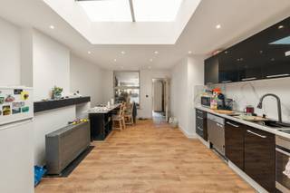 Ontdek deze charmante woning, ideaal gelegen aan de stadsrand en vlakbij het prachtige natuurgebied Honegem. Dankzij de vlotte verbinding met de autostrade én de nabijheid van openbaar vervoer, scholen en een supermarkt, geniet je hier van alle comfort en bereikbaarheid. Indeling:
Op het gelijkvloers kom je binnen via een inkomhal die leidt naar een gezellige leefruimte met open keuken – perfect voor wie houdt van openheid en licht. De veranda achteraan biedt een fijne overgang naar de compacte, onderhoudsvriendelijke tuin. Verder vind je op dit niveau ook een praktische badkamer.
Op de eerste verdieping bevinden zich twee volwaardige slaapkamers. De ingerichte zolderverdieping biedt een derde slaapkamer of polyvalente ruimte naar keuze.
Troeven:
• Makkelijke ligging vlakbij stad én natuur.
• Goede bereikbaarheid (autostrade, openbaar vervoer).
• Dichtbij scholen en winkels.
Deze woning is ideaal voor starters, jonge gezinnen of slimme investeerders. Plan vandaag nog je bezoek!
EPC LABEL C. ELEKTRICITEIT CONFORM.