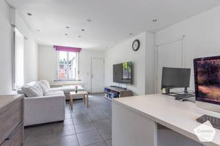 <u><strong>OPENDEURDAG OP VRIJDAG 10 JULI 2026 ( tussen 15u00 en 18u00 op afspraak)</strong></u><br /><br />U kunt een BOD uitbrengen op deze woning, rekening houdend met de AANVANGSPRIJS van <strong>€ 265.000,00, </strong>elk hoger BOD wordt voorgelegd aan de eigenaars die al dan niet kunnen ingaan op dit aanbod.<br /><br />Bent U op zoek naar woning met veel potentieel, ruimte en unieke mogelijkheden? Dan is deze half-open woning zeker een bezoek waard!<br /><br />Deze ruime gezinswoning beschikt over over maar liefst 4 slaapkamers, een garage en een mooie tuin waar U in alle rust kunt genieten van het buitenleven. Een absolute troef is de volledig geïsoleerde muziekstudio, ideaal voor muzikanten, creatievelingen, thuiswerkers of wie behoefte heeft aan een afzonderlijke multifunctionele ruimte.<br /><br />Deze woning werd reeds gedeeltelijk gerenoveerd maar biedt nog mogelijkheid om verder af te werken naar eigen smaak en wensen. Zo creëert U een thuis die perfect aansluit bij Uw persoonlijke stijl.<br /><br /><u><strong>Indeling:</strong></u>
<ul>
<li>Inkomhal;</li>
<li>Leefruimte met veel lichtval;</li>
<li>Ingerichte keuken voorzien van alle toestellen;</li>
<li>Berging aan de keuken;</li>
<li>Eetruimte/Hobbyruimte/Multifunctionele ruimte/Bureauruimte;</li>
<li>Apart toilet;</li>
<li>Oprit voor meerdere wagens;</li>
<li>Garage;</li>
<li>Leuke zonnige terras & tuin.</li>
</ul>
<strong><u>Eerste verdieping:</u></strong>
<ul>
<li>Badkamer met ligbad, toilet en dubbele wastafel in meubel;</li>
<li>In de badkamer is er ook een aansluiting en afvoer voorzien voor de wasmachine;</li>
<li>Slaapkamer 1;</li>
<li>Slaapkamer 2 met doorgang naar 3de slaapkamer;</li>
<li>Slaapkamer 3;</li>
</ul>
<strong><u>Tweede verdieping:</u></strong>
<ul>
<li>Zolderkamer /vierde slaapkamer die volledig ingericht is.</li>
<li>Te bereiken via vaste trap.</li>
</ul>
<strong><u>Troeven:</u></strong>
<ul>
<li>Geen renovatieverplichting;</li>
<li>28 zonnepanelen met thuisbatterij;</li>
<li>Vele mogelijkheden en ruimte.</li>
</ul>
Voor meer informatie of een afspraak neem gerust contact met ons op: <strong>oostkamp@caenen.be</strong><br /><br /><br /><br /><br />