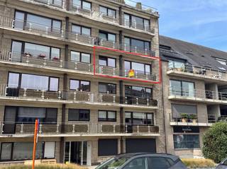<p>Dit appartement, gelegen op de derde verdieping, bevindt zich in Residentie Anjelier op de Leo de Béthunelaan.</p><p>Het appartement bestaat uit een woonkamer, volledig uitgeruste keuken, drie slaapkamers, badkamer, berging en terras. <br />Verder is er nog een garage en een kelder aanwezig.</p><p>Gelegen in de nabijheid van op/afritten autostrade (E40) en vlakbij winkels, scholen en openbaar vervoer.</p><p>Huurprijs bedraagt 1100 euro/maand<br />Gemeenschappelijke kosten is 50 euro<br />Provisie voor verwarming en warm water is 100 euro. </p>