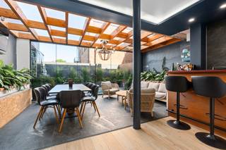 [[ DIT PAND NEEMT DEEL AAN DE ERA OPEN HUIZEN DAG OP 19/9 VAN 17:30 TOT 18:30 ]]
<p>Ben je op zoek naar een ruime en instapklare gezinswoning met <strong>4 slaapkamers, 3 badkamers</strong> en een <strong>zwembad</strong>? <strong>Gevonden!</strong></p>

<p>Deze gerenoveerde energiezuinige woning met <strong>EPC-Label B</strong> biedt maar liefst <strong>214 m² bewoonbare oppervlakte</strong> in is afgewerkt met kwaliteitsvolle materialen en oog voor detail.</p>

<p>Op het gelijkvloers geniet je van een <strong>ruime leefruimte, apart toilet, grote moderne lichtrijke keuken, veranda en zwembad.</strong></p>

<p>Op de verdieping bevinden zich de <strong>master bedroom van 21m²</strong> met badkamer, dressing en balkon. Daarnaast zijn er nog 2 ruime slaapkamers van 15 m² en 14 m² en een gemeenschappelijke badkamer.</p>

<p>Op de bovenste verdieping bevindt zich een ruime <strong>slaapkamer/hobbykamer van maar liefst 40 m² </strong>met een eigen badkamer.</p>

<p>Alle kamers beschikken over ingemaakte kasten en <strong>airconditioning en ventilatie.</strong></p>

<p>Verder beschikt de woning nog over een <strong>ruime kelder van 35 m²</strong>, ideaal voor extra bergruimte.</p>

<p>Een absolute troef van deze woning is het <strong>aangename zwembad</strong>, waar je dankzij de <strong>voldoende privacy</strong> heerlijk kan ontspannen en genieten van zonnige dagen. De ruime <strong>veranda van 38 m²</strong> vormt bovendien een mooie extra leefruimte en biedt een aangename verbinding met de buitenomgeving.</p>

<p><strong>Benieuwd naar deze ruime gezinswoning met 4 slaapkamers, 3 badkamers en royale leefruimtes? Contacteer ons snel voor een bezoek en ontdek zelf alle troeven!</strong></p>